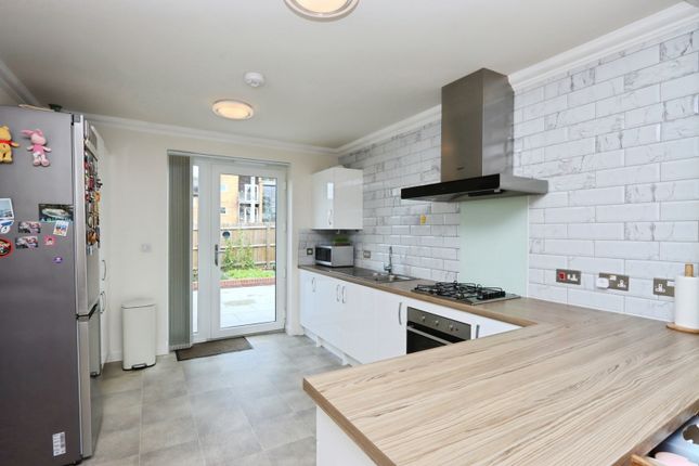 32, Frank Wright Close, South Yorkshire photo 2