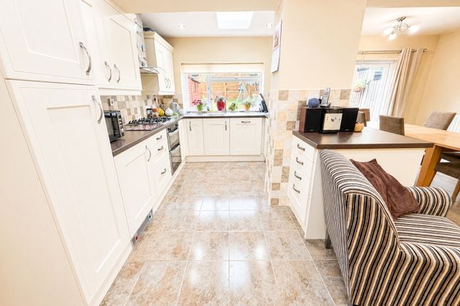 17, Woodfield Avenue, Brierley Hill photo 3