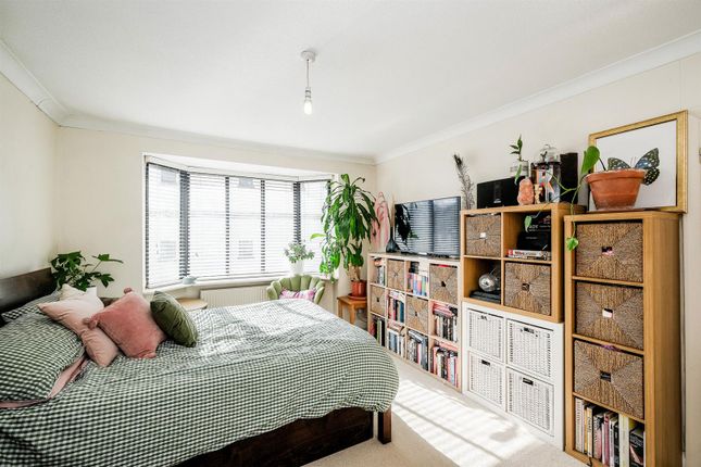 Flat for sale in Forest Court, London