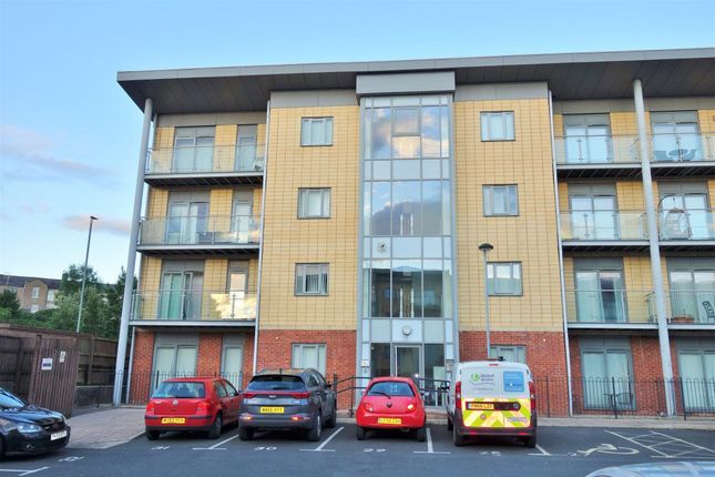 Thumbnail Flat to rent in Hollins Bank Court, Blackburn BB2, 4Gy