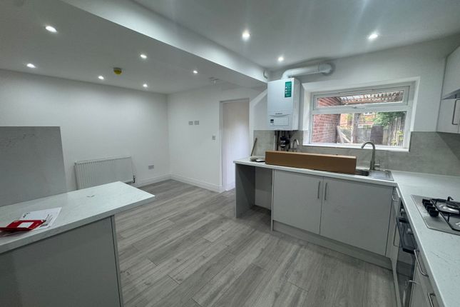 92 Maple Close, Hayes photo 2