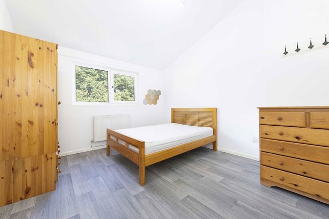 116, Ashbrook Road, London photo 4