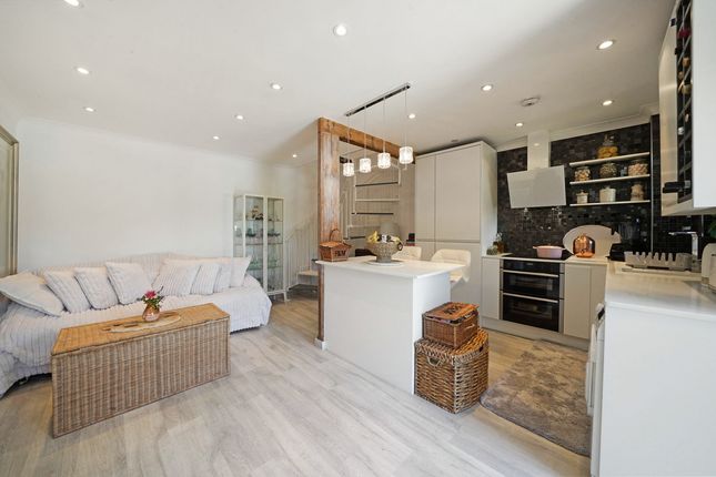 2, Temple Close, Wadley Road, London photo 5