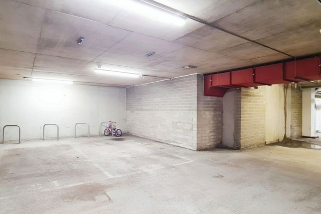 Parking/garage to rent in Lexington Apartments, Railway Terrace, Slough