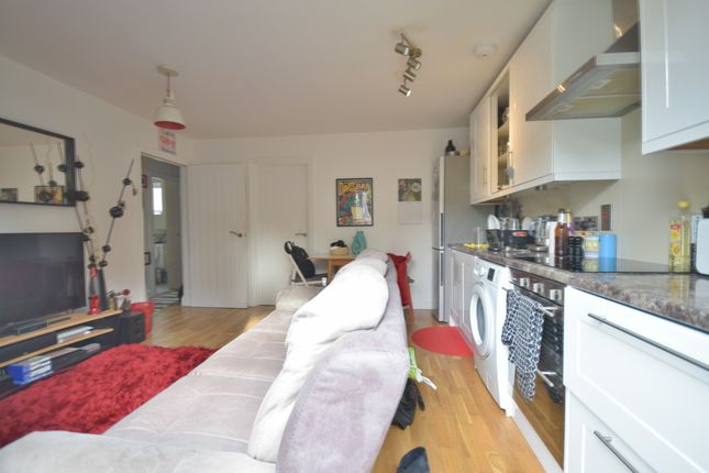 Flat to rent in Linden Walk, Archway, London
