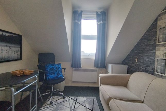 Flat to rent in Castle Hill Parade, The Avenue, London