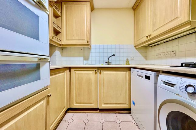 Flat 14, Eaton Court, Edgware photo 2