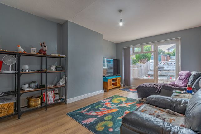 12, Roundhill Mount, West Yorkshire photo 2