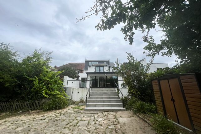 Lyndhurst Rise Ig7