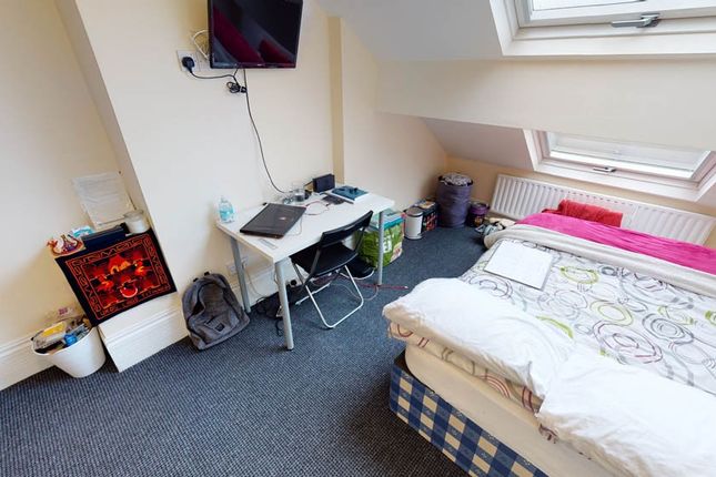 Bright, Neatly Presented Double Bedroom With Slope...