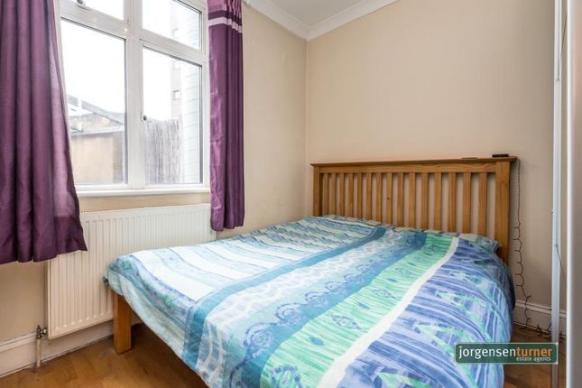 Flat to rent in Uxbridge Road, London