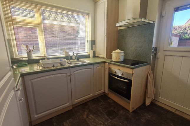 5, Winden Close, Wakefield photo 3