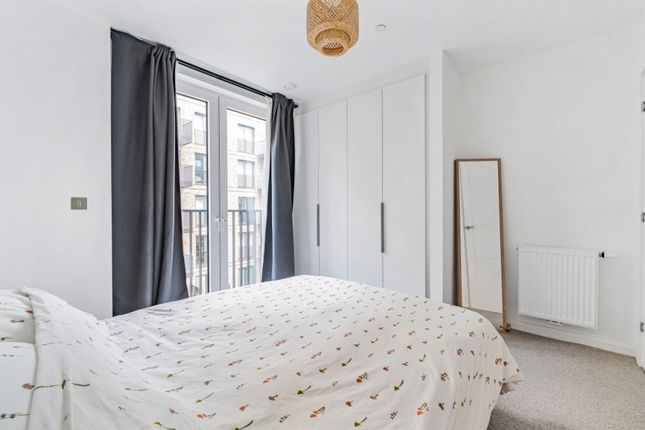 Flat for sale in Cendal Crescent, London