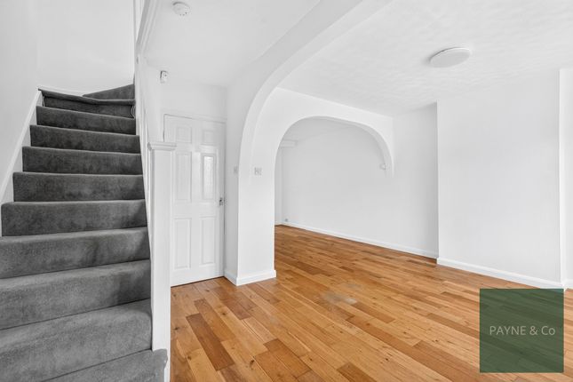 25 Caterham Avenue, Ilford photo 4