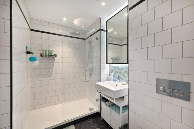 Flat 309, London photo 5