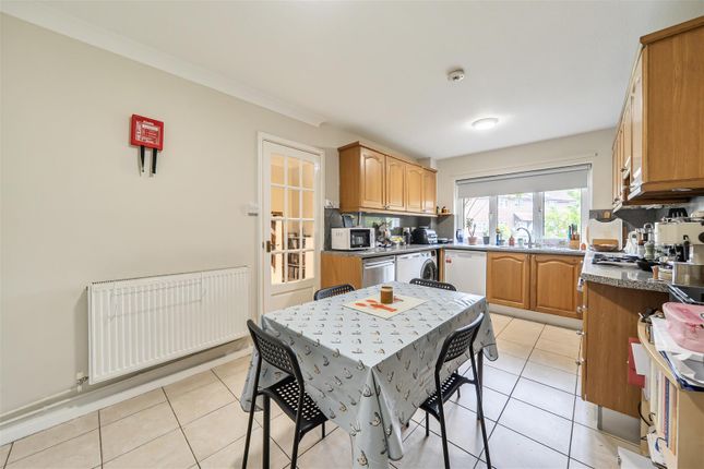 3, Windrush Close, Guildford photo 4