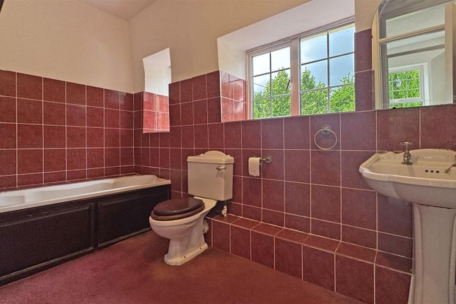Bathroom 1.Jpg
