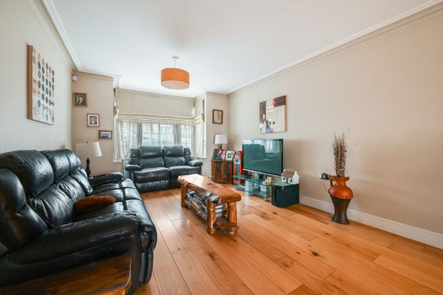 44, Alder Grove, London photo 4
