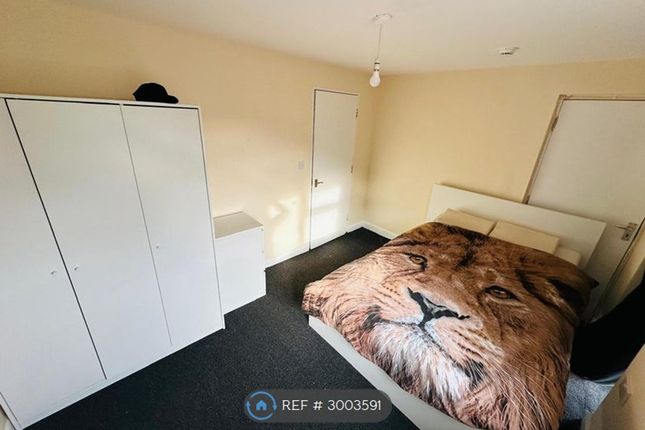 Flat  West Park Close, Romford photo 2