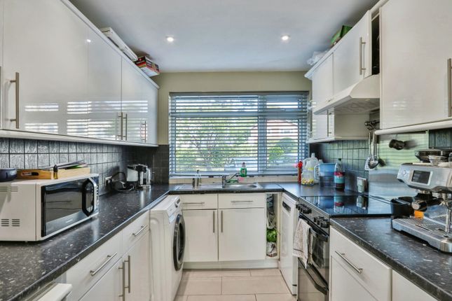 Flat 2 Gorsecliff Court 3-5, ., Boscombe Spa Road, Dorset photo 4
