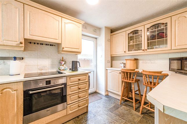35, Pinewood Grove, Addlestone photo 4