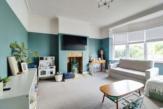 62, Dundonald Drive, Leigh-on-sea photo 3