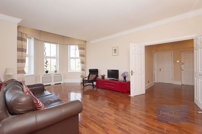 Flat for sale in Clarence Gate, Woodford Green