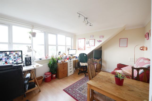 Thumbnail Flat to rent in Queens Drive, London