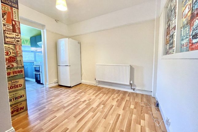 58, Lewins Way, Slough photo 4