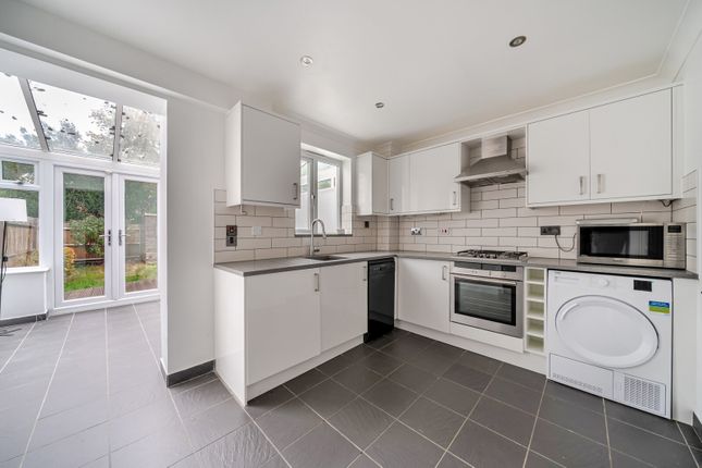 12, Mays Close, Weybridge photo 4