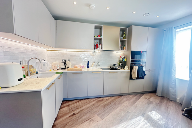 1-bed flat on London, £450,000