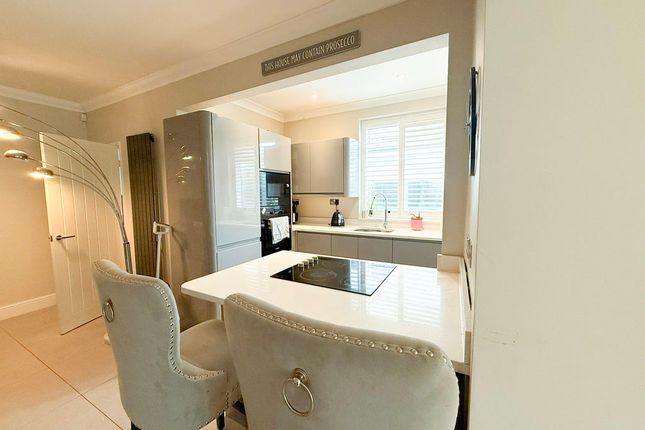 25, Wincrofts Drive, London photo 3