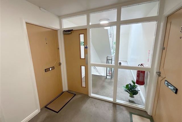 FLat 8 Wyndthorpe Court, 109 Wickersley Road, Rotherham photo 2