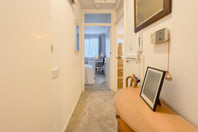 Flat 33, Holmebury House, Holmesdale Gardens, Hastings photo 4