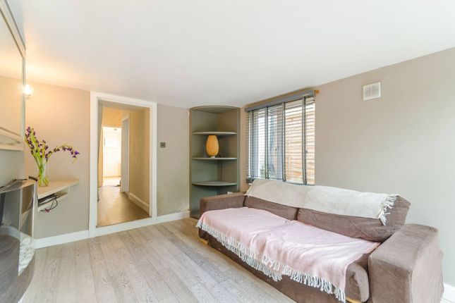 Flat to rent in Merton Road, West Hill, London
