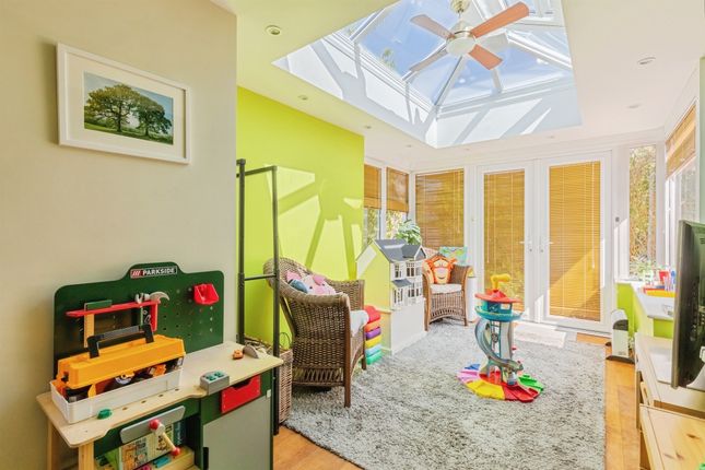 2, Hunt Close, Warwick photo 3