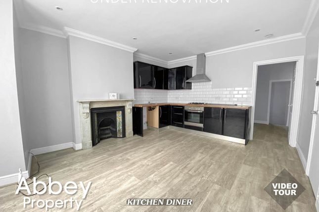 Flat B, 19 Stockwood Crescent, Luton photo 3