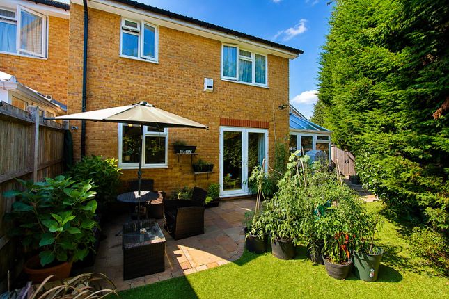73, Groveside Close, Carshalton photo 4