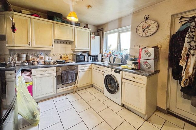 25, Eversley Drive, Bradford photo 3