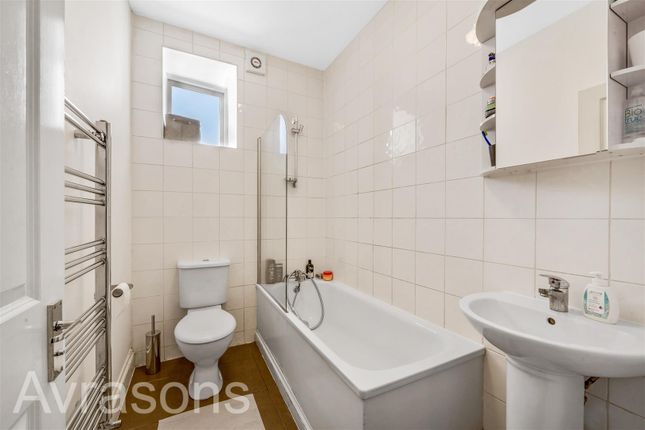 Flat 2, 26 A Clapham Road, London photo 3