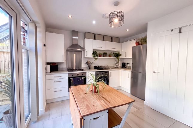 70 Weavers Close, Manchester photo 4