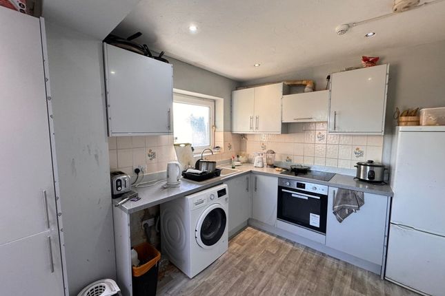 Room 5, 53, Deeds Grove, High Wycombe photo 4