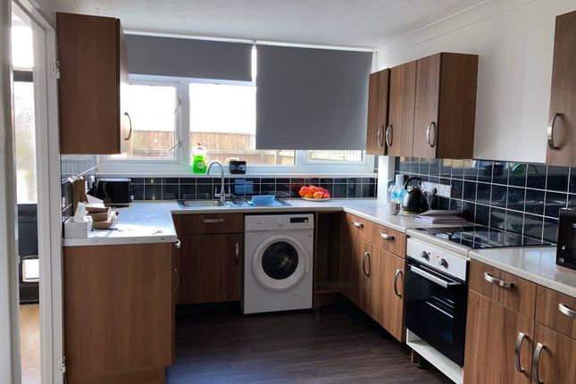 Thumbnail Maisonette to rent in Northfields