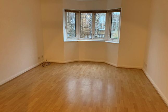 Flat to rent in Rossetti Road, London