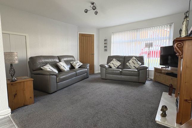 4, Alandale Drive, Oldham photo 4