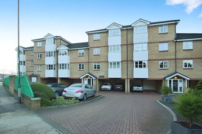 Thumbnail Flat to rent in Chandlers Wharf, Esplanade, Rochester, Kent