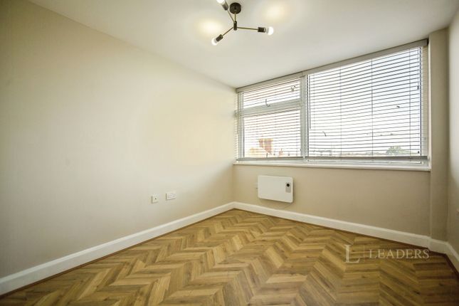 Flat 3, Thames House, Roman Square, Kent photo 4