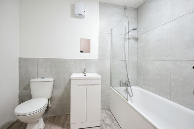 Flat 16, Osprey Heights, London photo 2