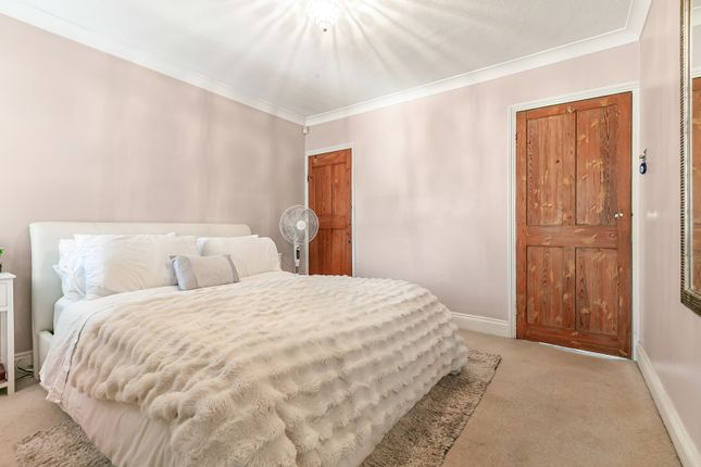 33, Wendover Road, Surrey photo 4