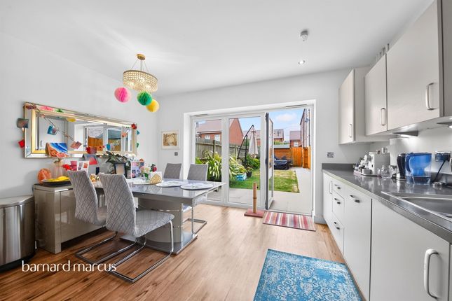 21, Lovegrove Way, London photo 2